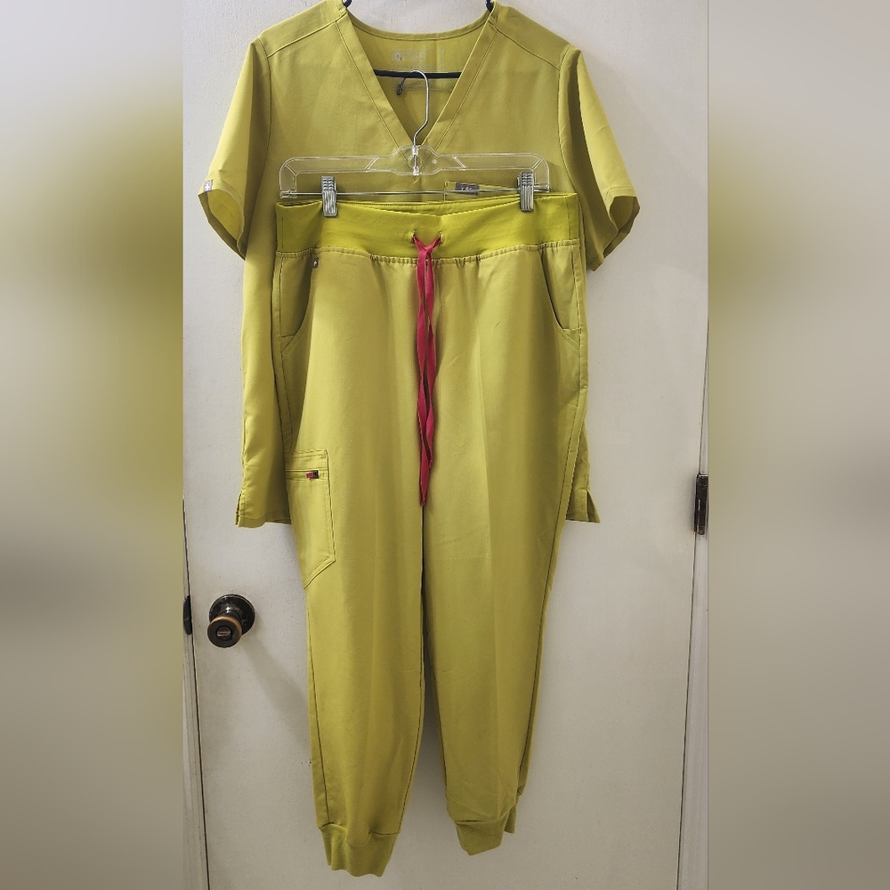 Women's Yellow Uniform Set‎ with Pink Accents, Size Large.